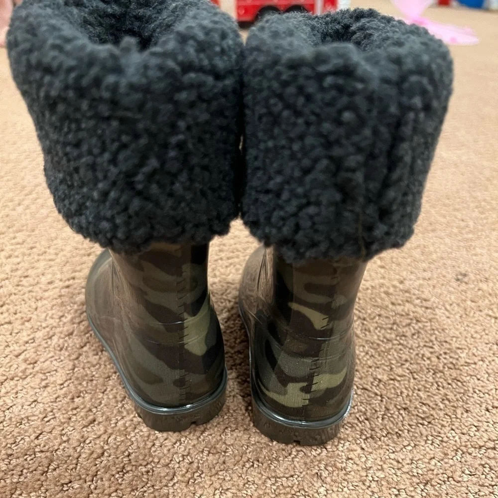 Carter’s Brand New Girls Shearling Lined Camo Rain-boots Size 5